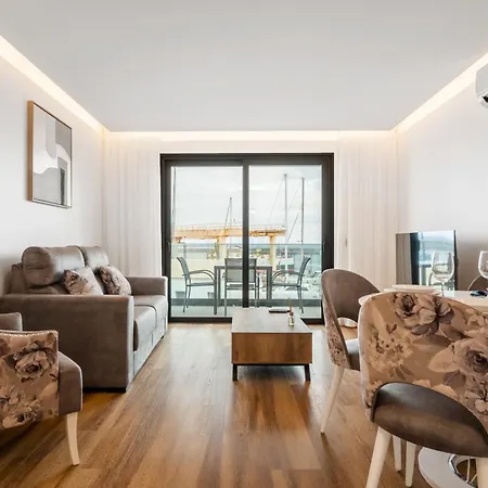 Luxury Seafront Escape I *