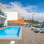 Luxury Seafront Escape I Apartmán