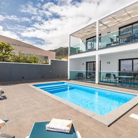 Luxury Seafront Escape I Lejlighed *