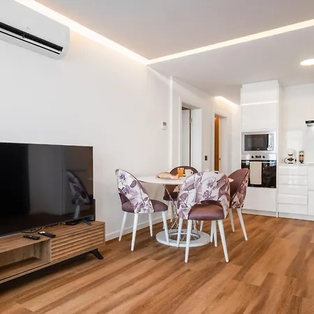 Luxury Seafront Escape I Lägenhet