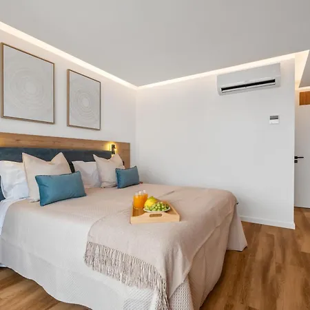 Luxury Seafront Escape I *