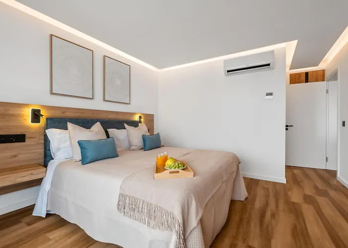 Luxury Seafront Escape I *