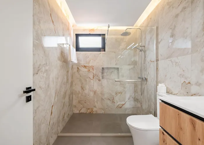 Luxury Seafront Escape I *